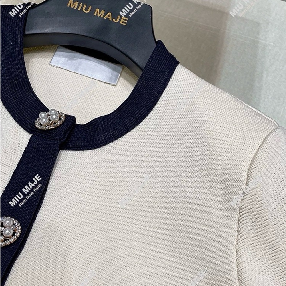 Cream & navy 2 piece suit. Excellent condition - Picture 2 of 9